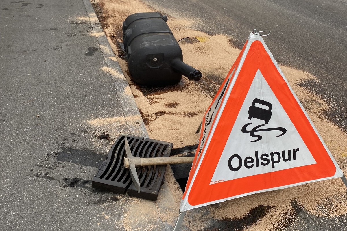 Küsnacht ZH - Abgerissener Dieseltank - Fahrzeug noch unbekannt