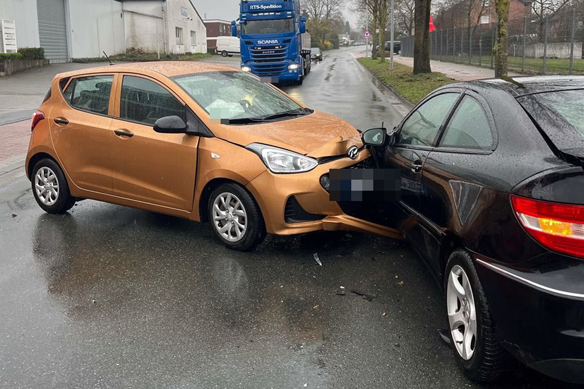 Coesfeld – Drei Kinder und zwei Fahrerinnen bei Unfall verletzt