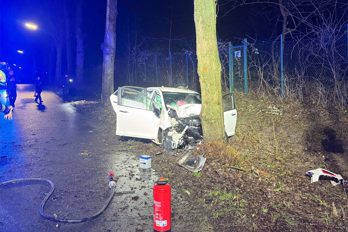 Gelsenkirchen – Fahrerin nach Kollision gegen Baum eingeklemmt