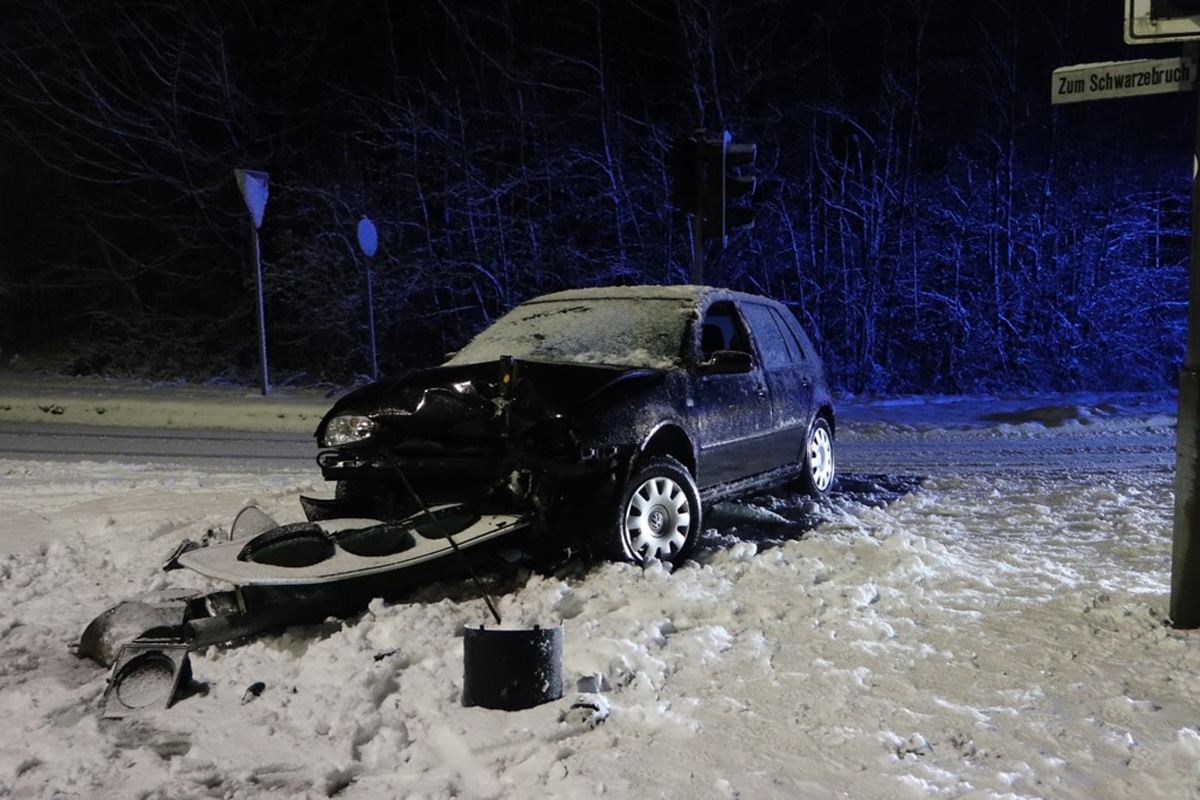 Ratingen – Betrunkene Fahrerin prallt gegen Ampel