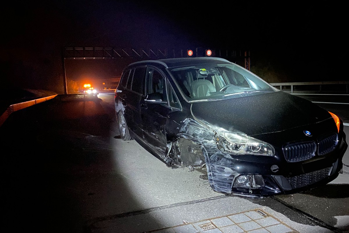 Cham ZG - Selbstunfall führt zu Folgeunfall wegen Rad auf der Autobahn!