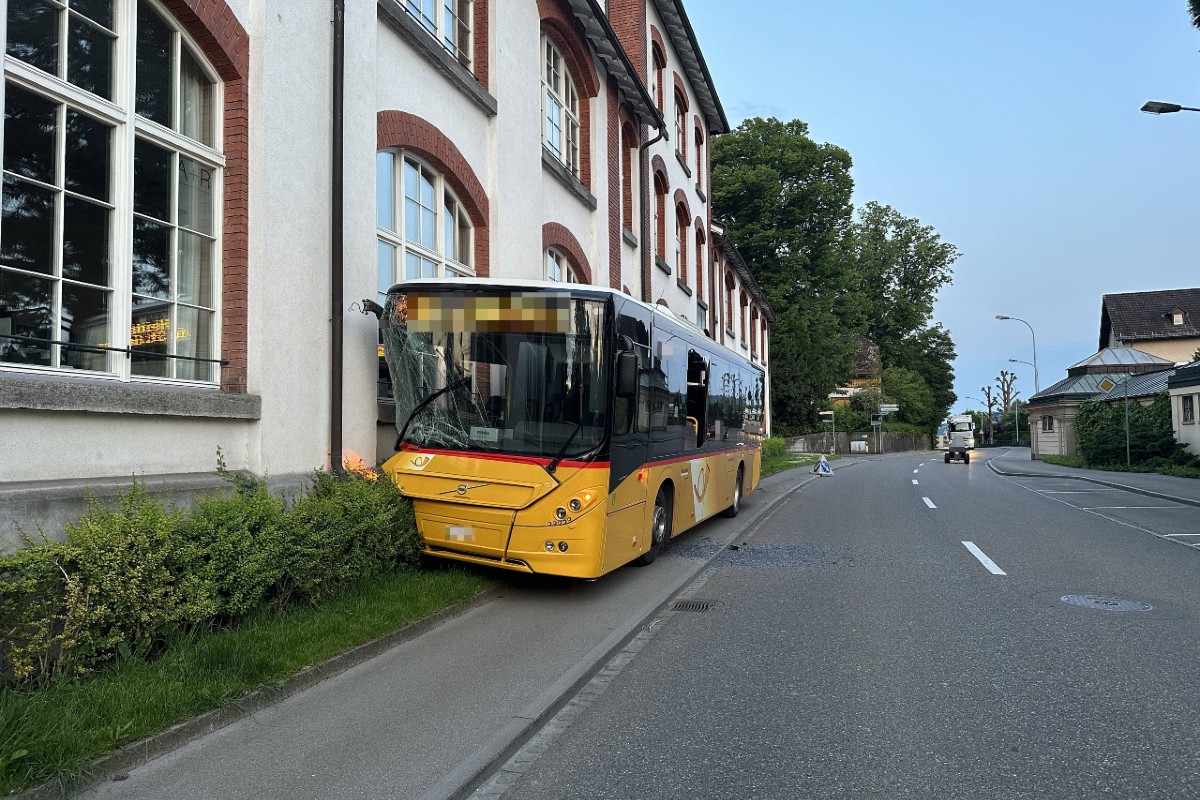 Unfall in St. Gallen - Mit Postauto gegen Hauswand gefahren