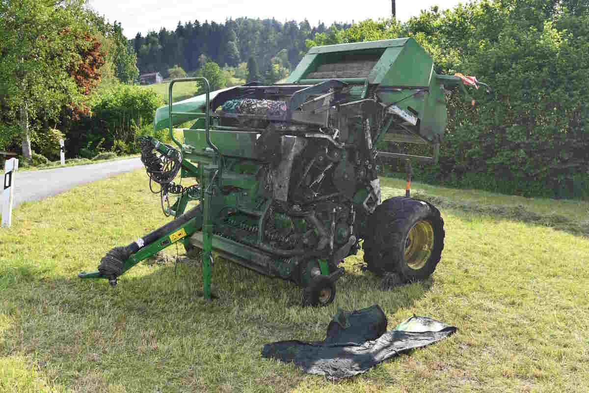 Wattwil SG -  Hoher Sachschaden nach Brand einer Ballenpresse 