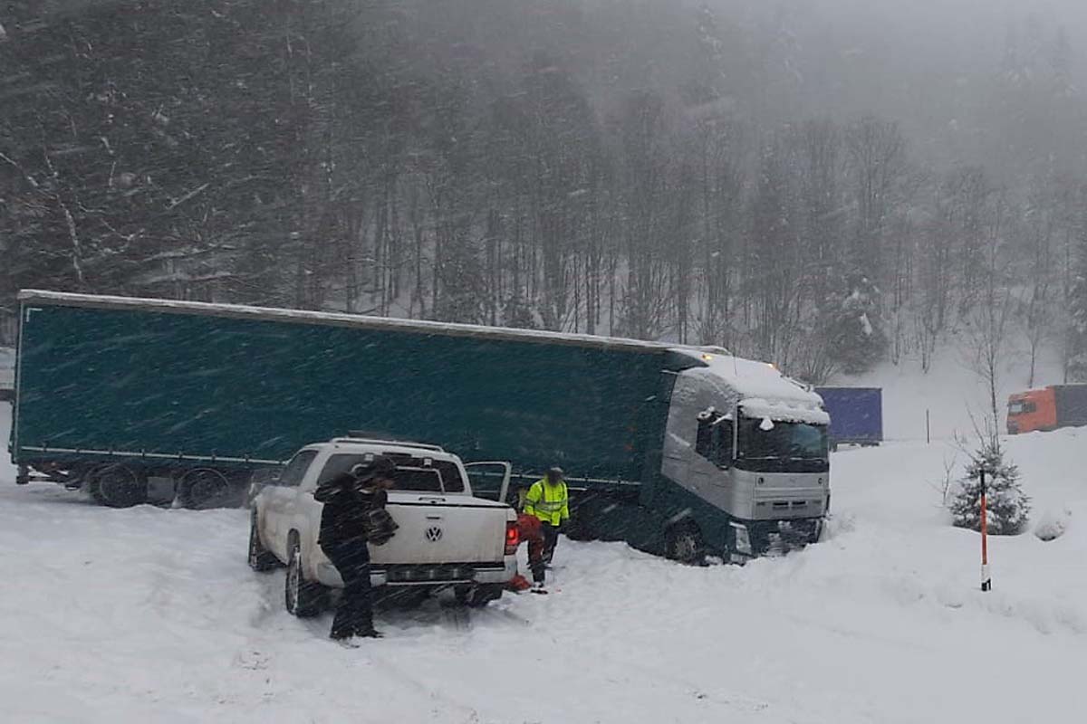 Todtnau - Zahlreiche Lkw auf  B317 festgefahren
