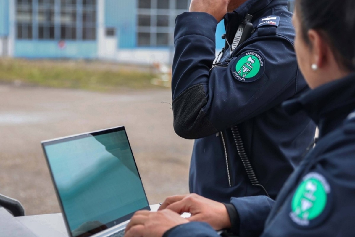 Zeugenaufruf aus Steinach SG - Bewaffneter Raubüberfall auf Einkaufsgeschäft - Energy Drinks waren dem Täter wichtig