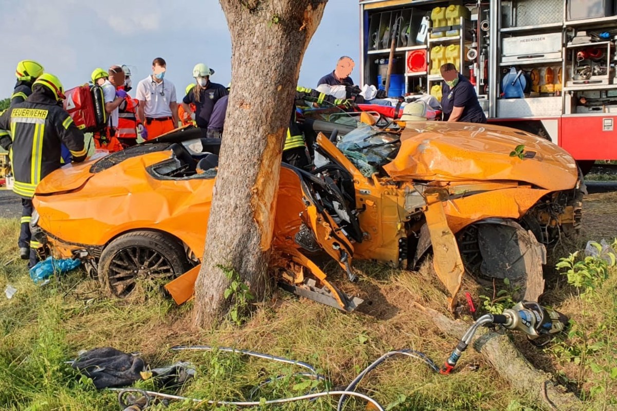  Esbeck - Ford Mustang gerät von der Strasse - zwei Personen schwer verletzt