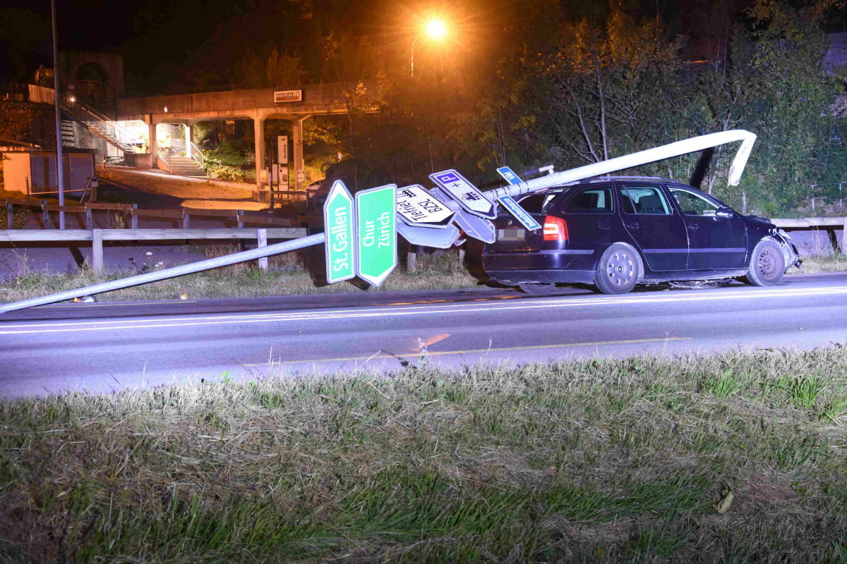 Unfall Sargans SG - 32-Jährige  mit Kandelaber auf Dach weitergefahren
