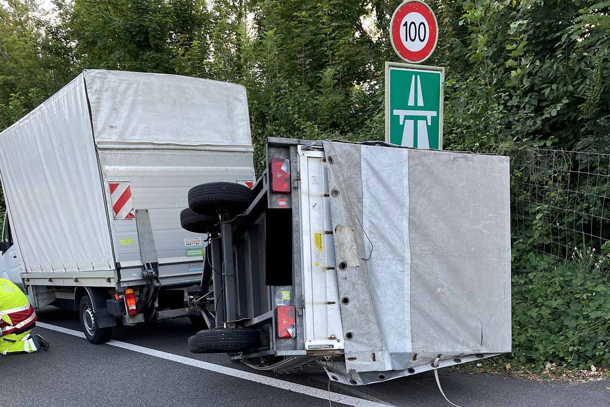 Muttenz BL - Anhänger kippt auf die Seite