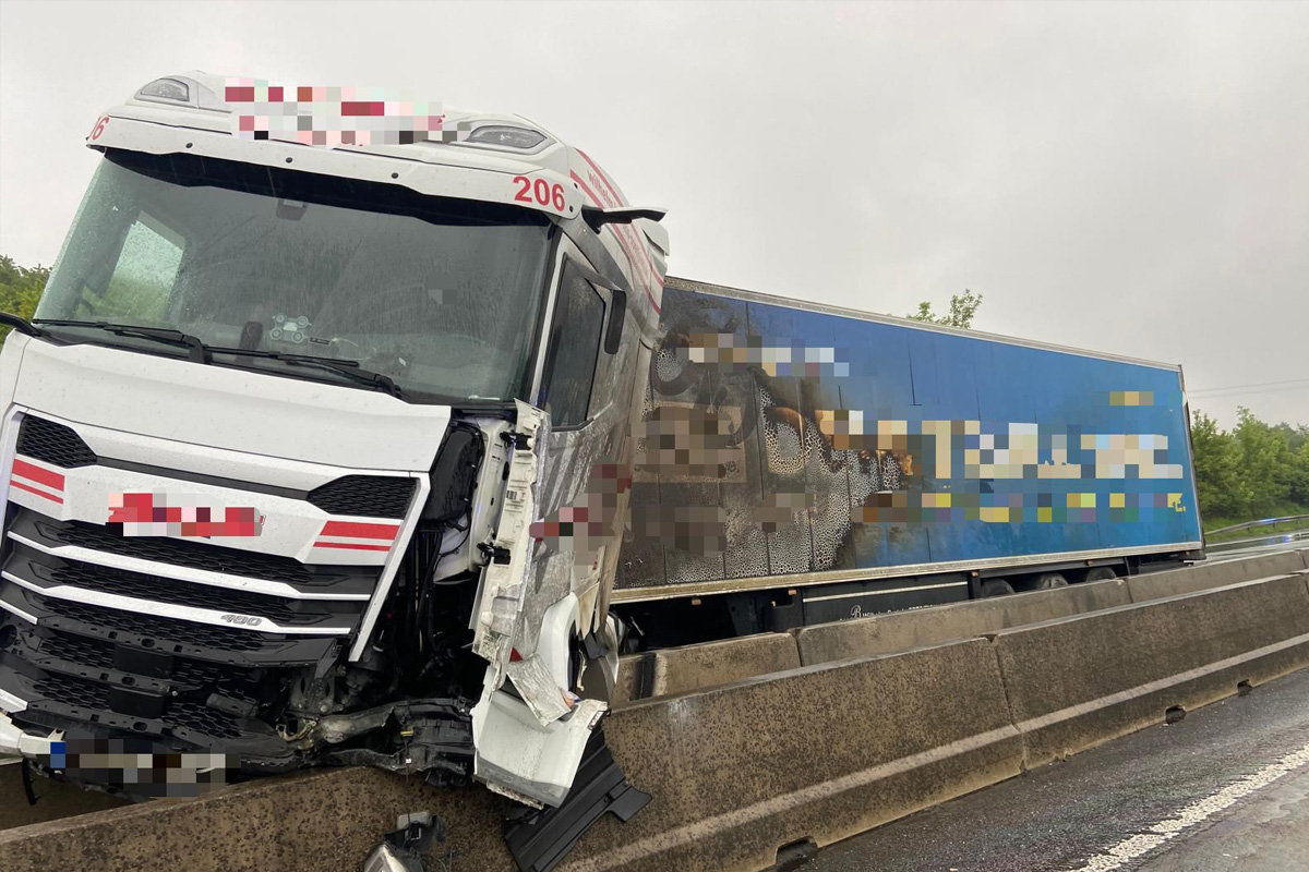 Bad Honnef – Lkw gerät nach Unfall in Brand und verliert Diesel