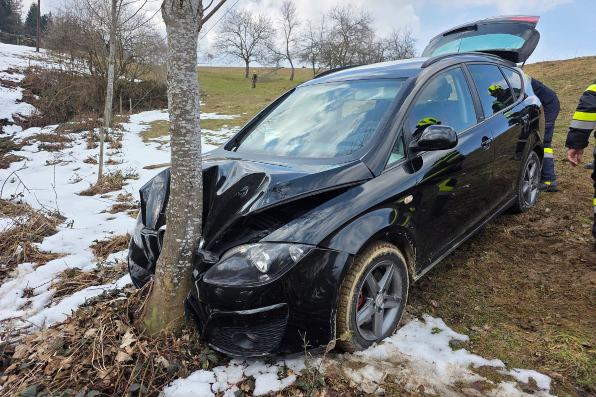 Unfall bei Eibiswald – Pkw stürzt Hang hinab