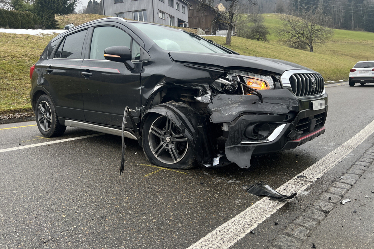 St.Gallen – Lenkerin verursacht abgelenkt einen Verkehrsunfall