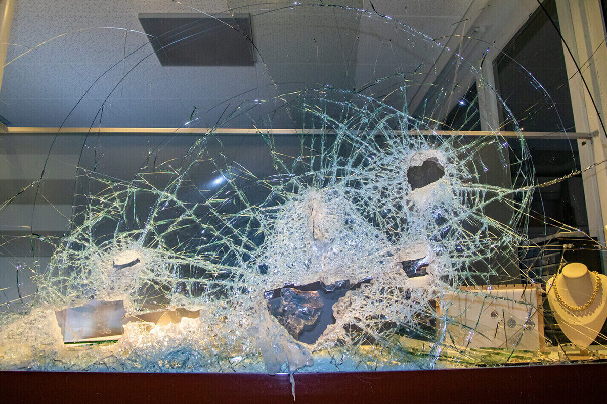 Domdidier FR - Vitrine eingeschlagen - Schmuck gestohlen