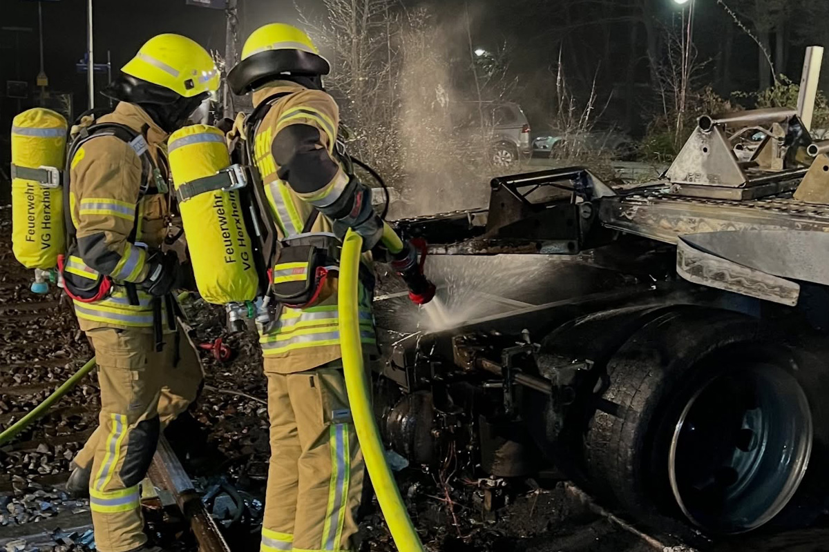 Insheim – Lkw-Fahrer nach Kollision mit Zug schwer verletzt