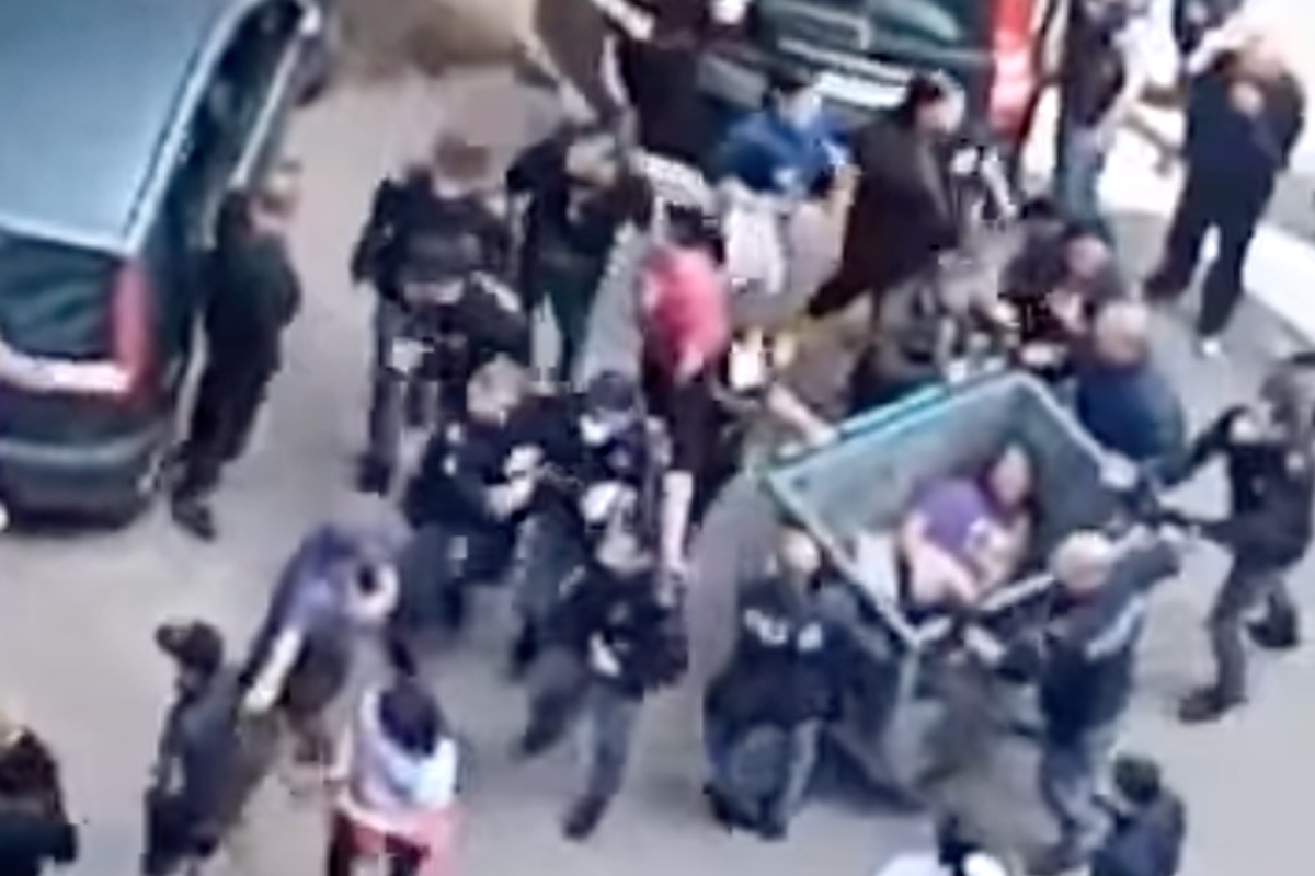 Scampia (it)  - Mann von tobender Menschenmenge verprügelt und bewusstlos in Müllcontainer geworfen