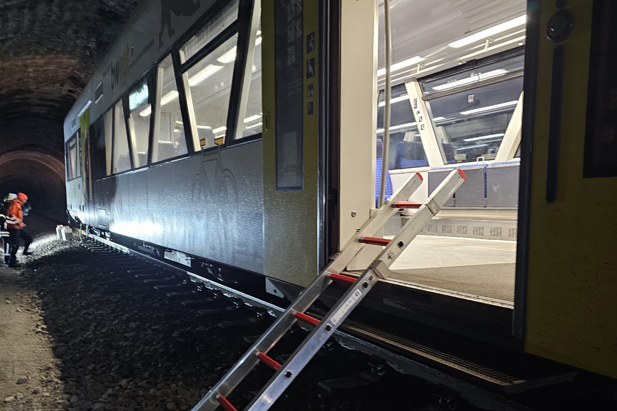 Calw – Regionalzug kollidiert mit Felsblock