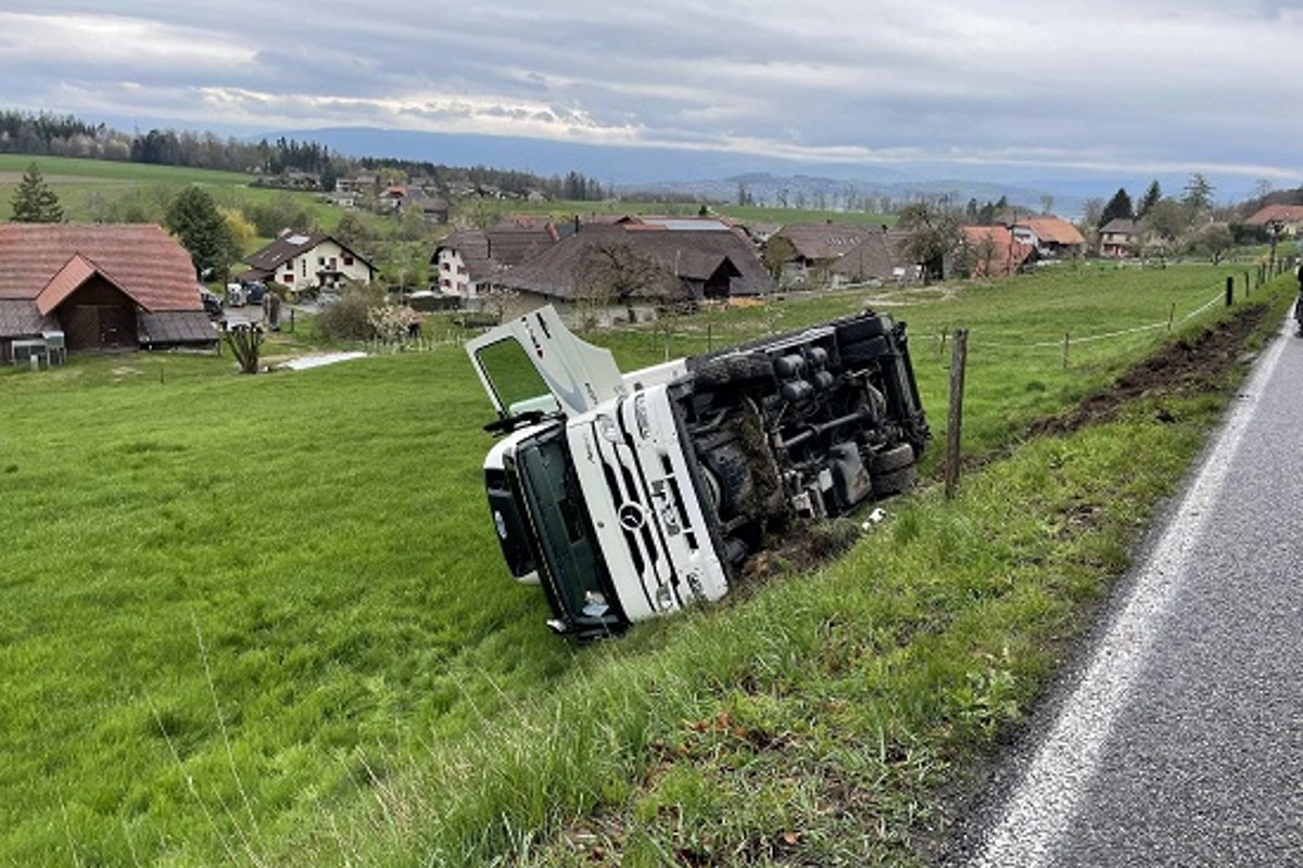 Strassensperre nach Unfall - Lastwagen muss Auto ausweichen und verunfallt in Courlevon FR