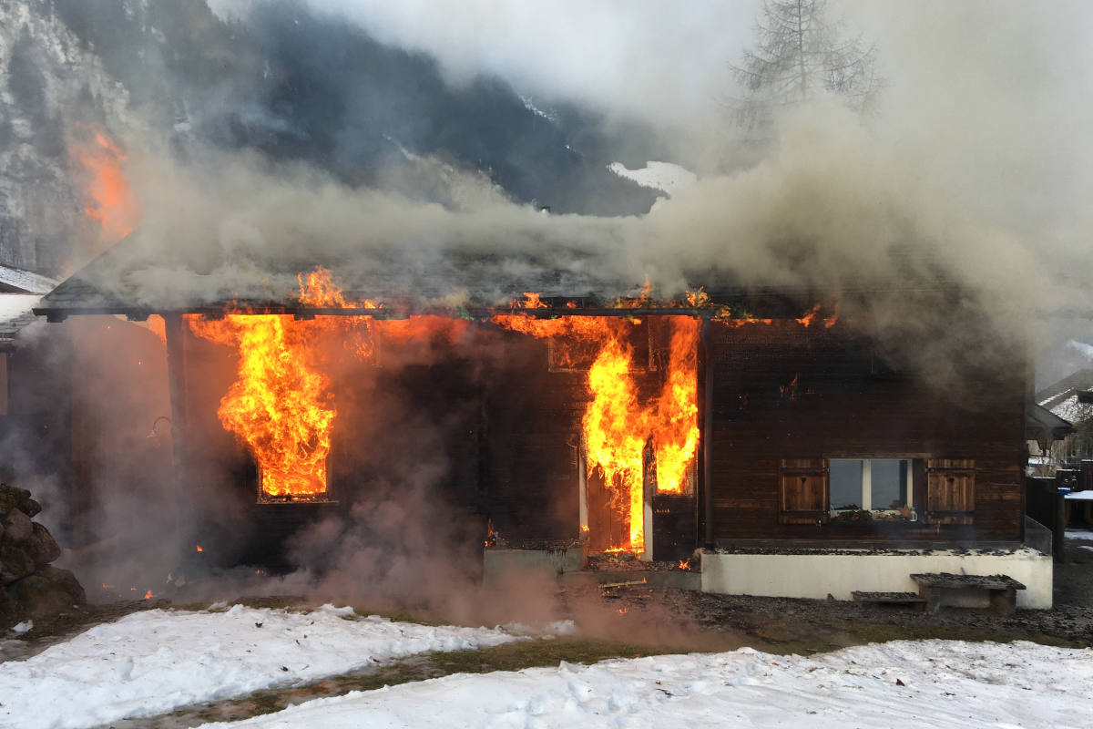 Brandfall in Engi GL – Doppeleinfamilienhaus komplett niedergebrannt
