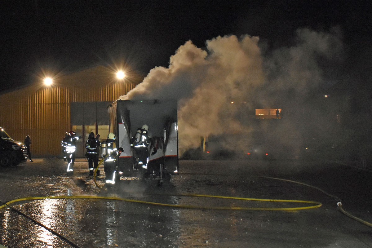 Aesch LU - Brand eines Sachentransportanhängers – niemand verletzt