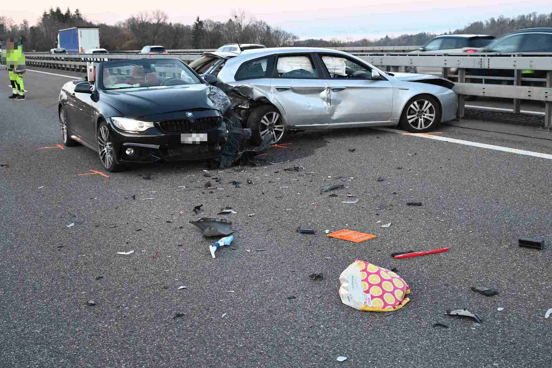 St.Gallen – Heftiger Unfall zwischen drei Autos
