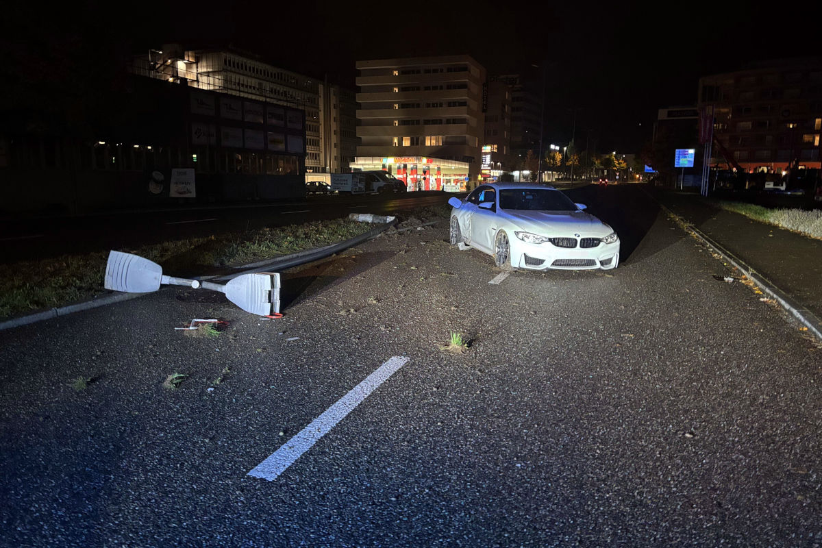Unfall in Spreitenbach AG – Neulenker schleudert mit BMW gegen Lampe