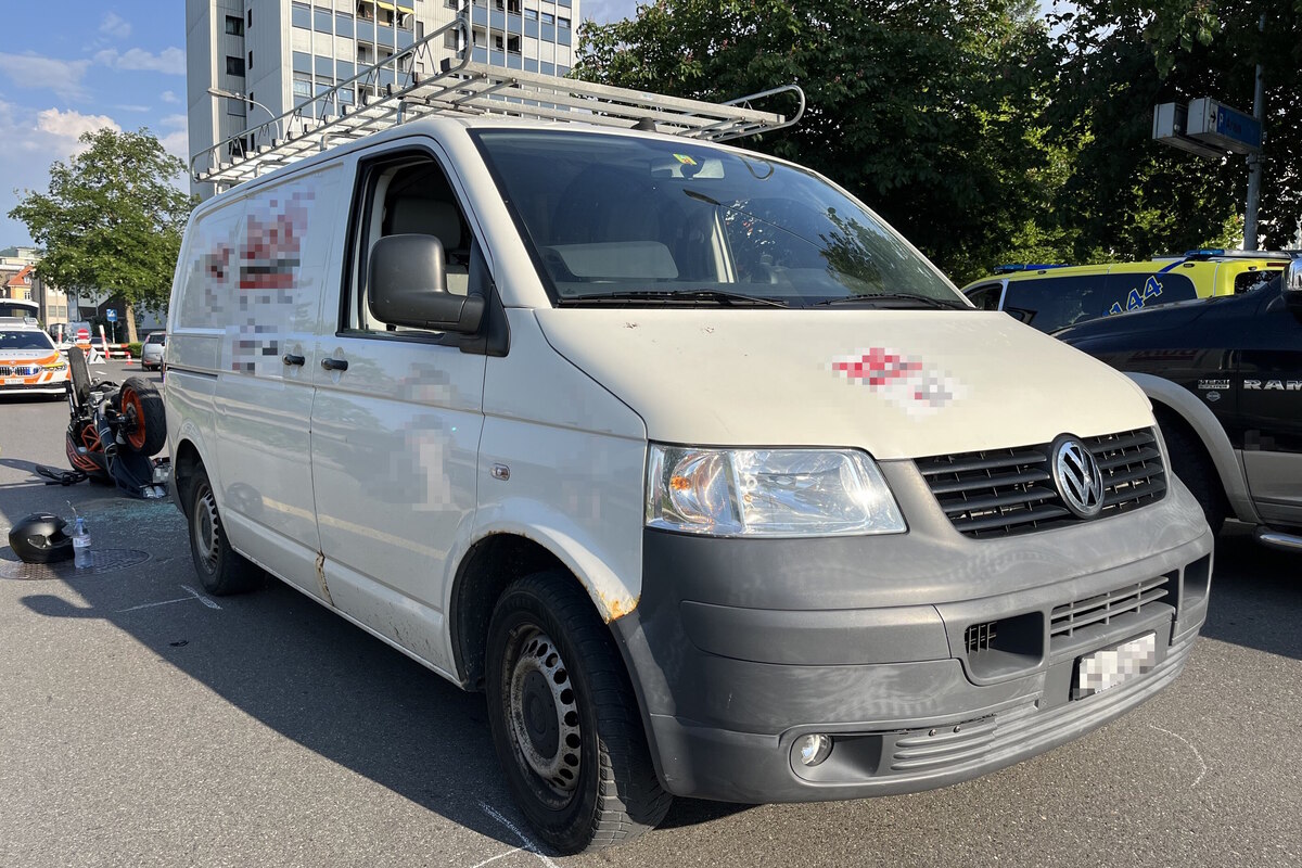 Unfall gestern in Rorschach SG - 17-jährige Motorradfahrerin prallt in Lieferwagen