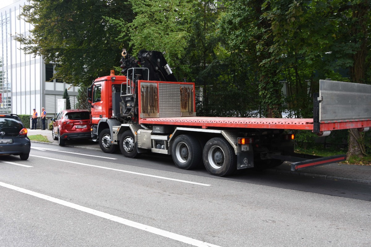 Rapperswil-Jona SG - Lastwagen prallt in Auto