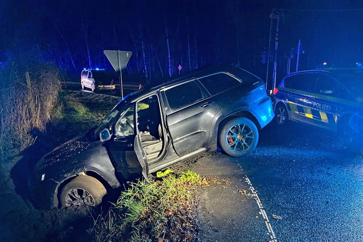 Langenfeld – Fahrt ohne Führerschein endet im Straßengraben