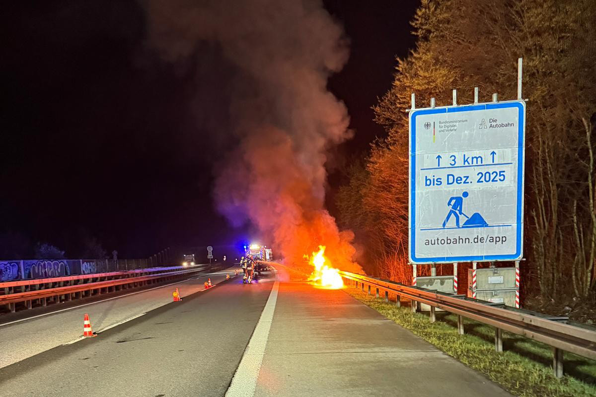 A43 Sprockhövel – Auto brennt auf Autobahn vollständig aus