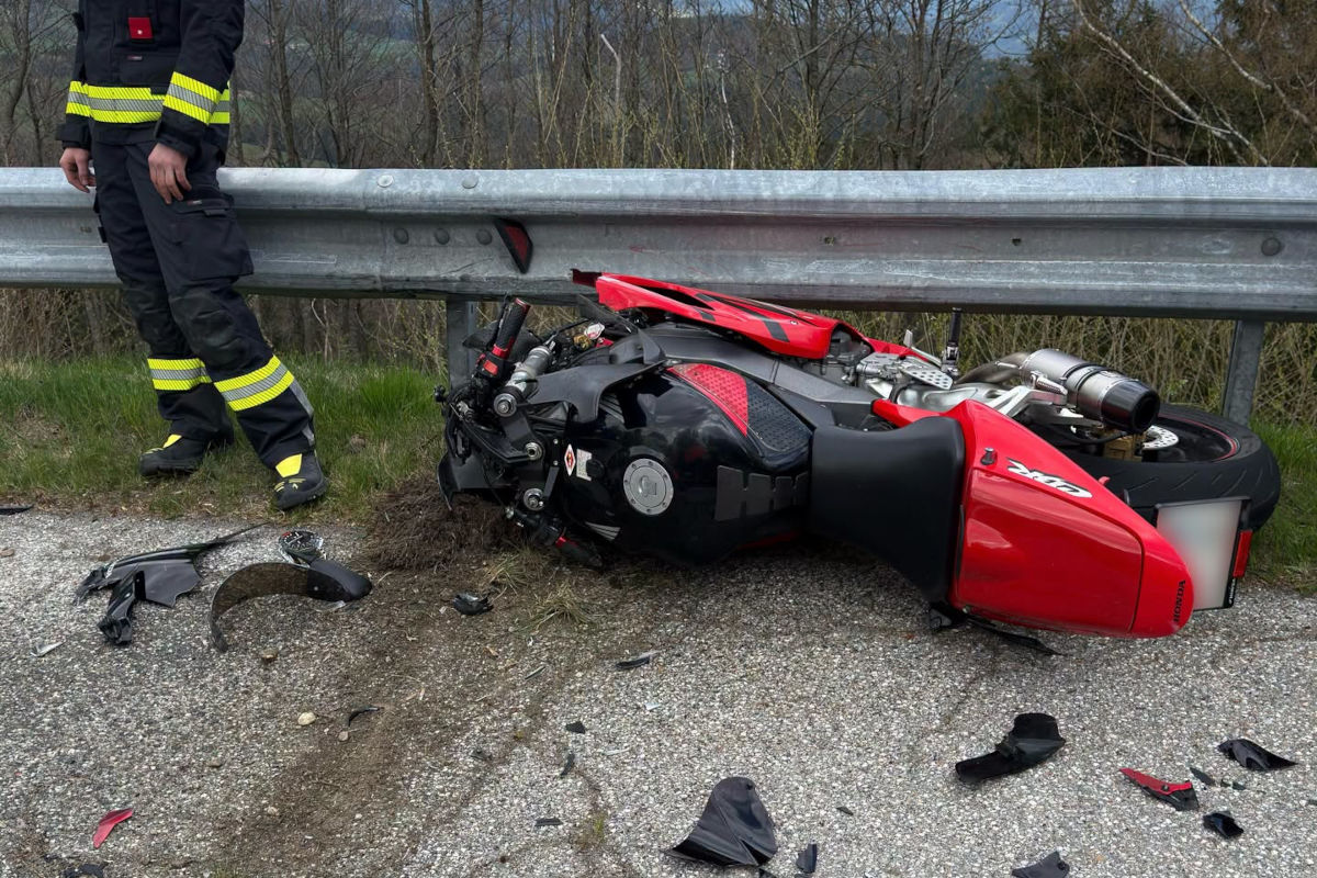 Mönichkirchen – Motorradunfall in Gruppe fordert Verletzte