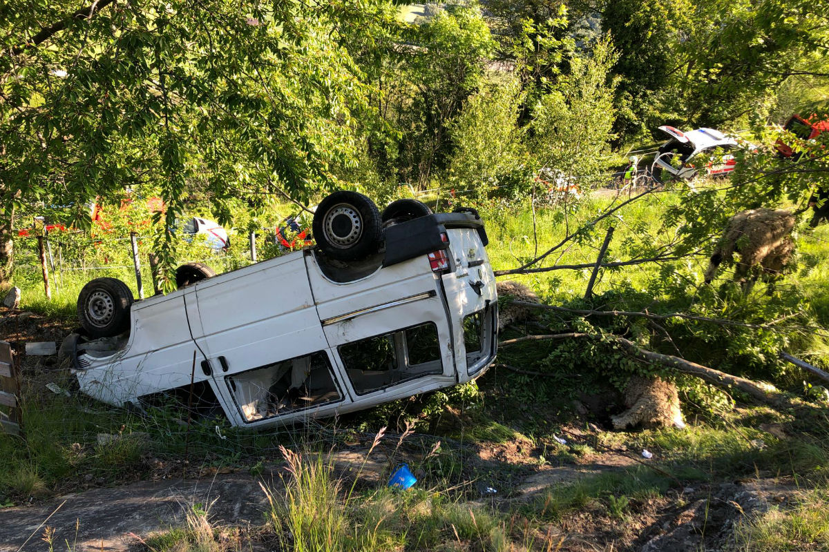 Ausserberg VS - Lieferwagen mit Schafen drin verunfallt! 2 schwerverletzte Personen