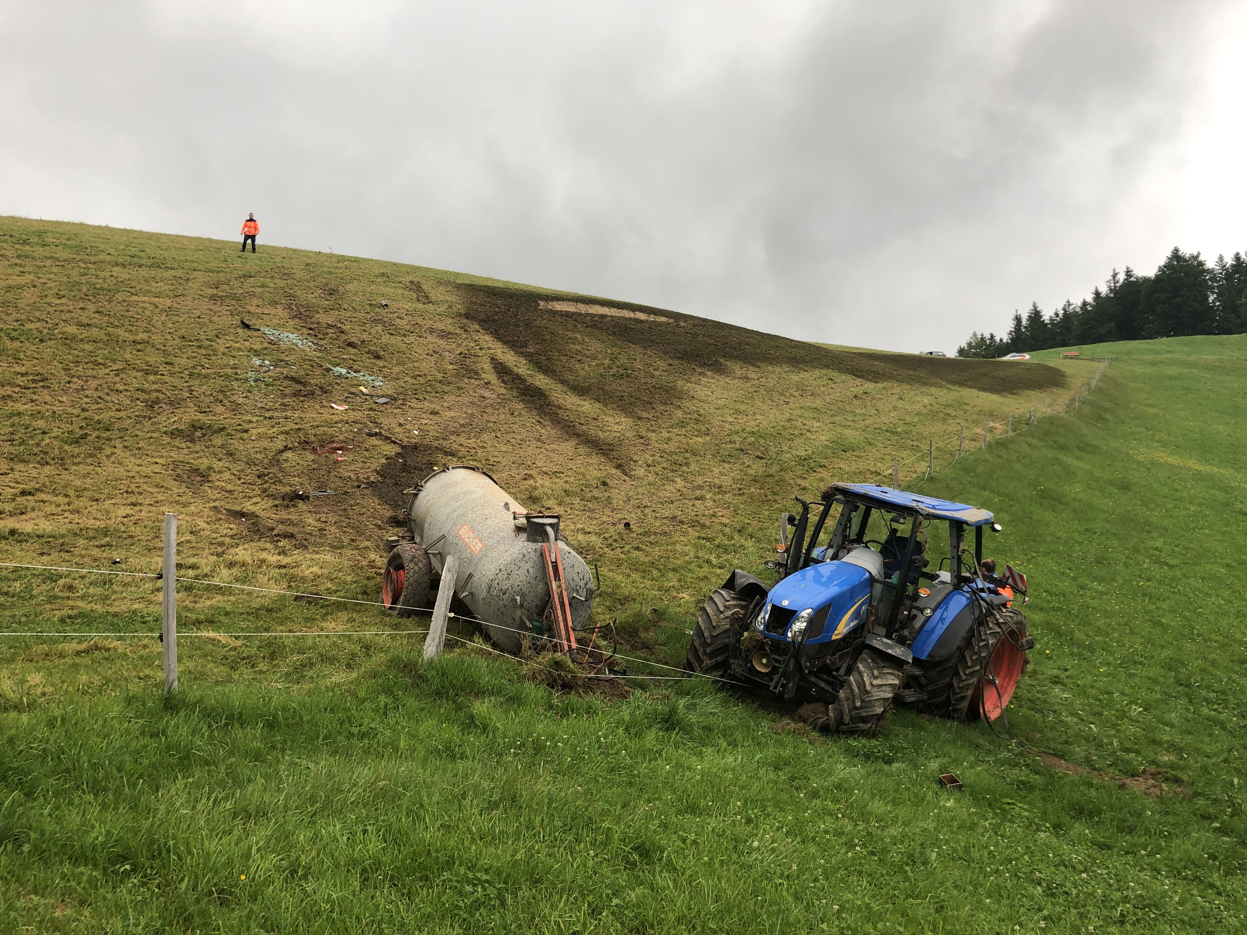 Dicken SG - Traktor mit Druckfass überschlägt sich - Mann verletzt