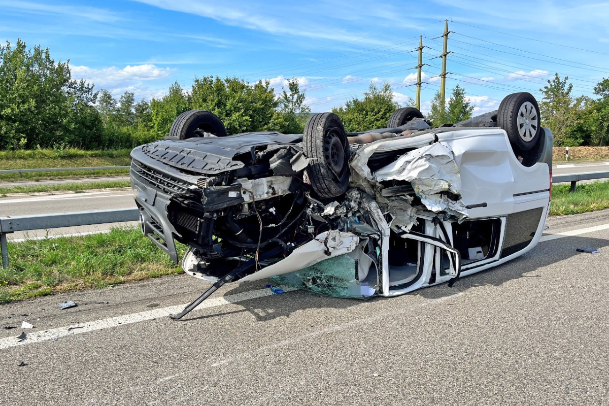 Unfall in Müllheim TG - In Strassenunterhaltsfahrzeug geprallt - Autobahn A7 gesperrt