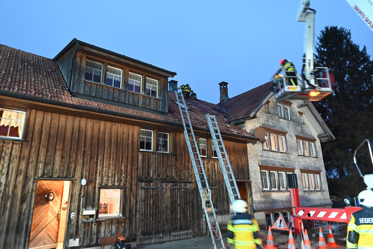 Eggersriet SG – Brand greift auf Dach über