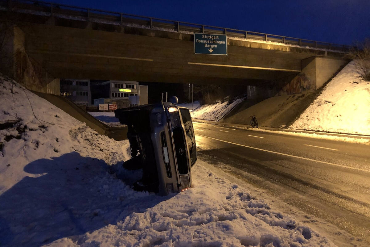 Stadt Schaffhausen – Auto schleudert auf Glatteis und kippt um