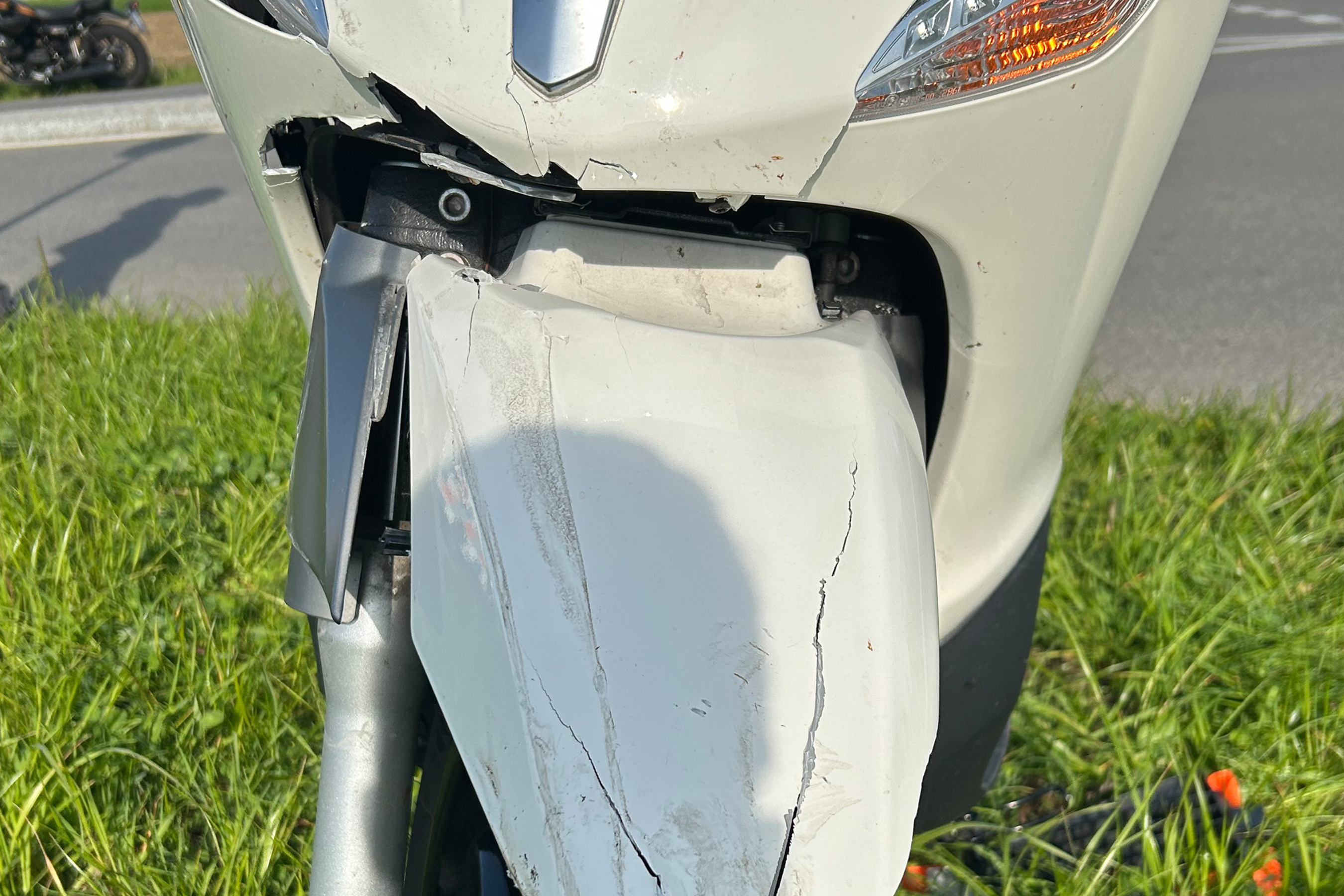 Unfall Zihlschlacht TG – Rollerfahrer verletzt, Autofahrerin flüchtig