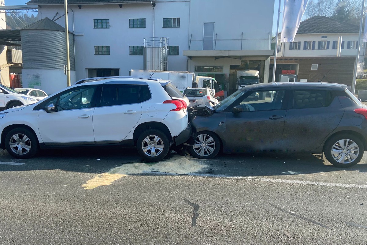 Alberswil LU - Zwei Personen bei Auffahrunfall verletzt