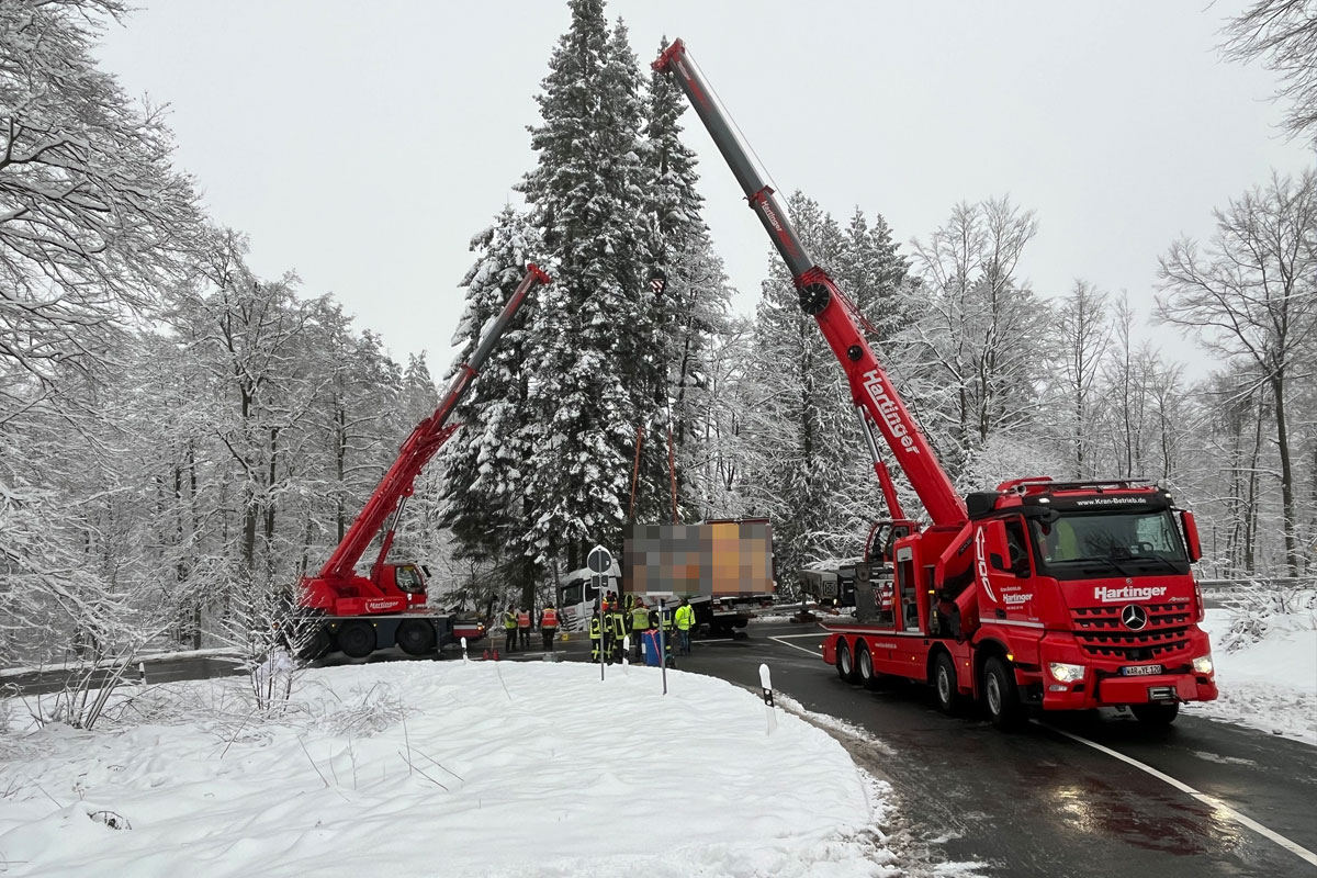 Willebadessen – Lastwagen rutscht bei Glätte in Graben