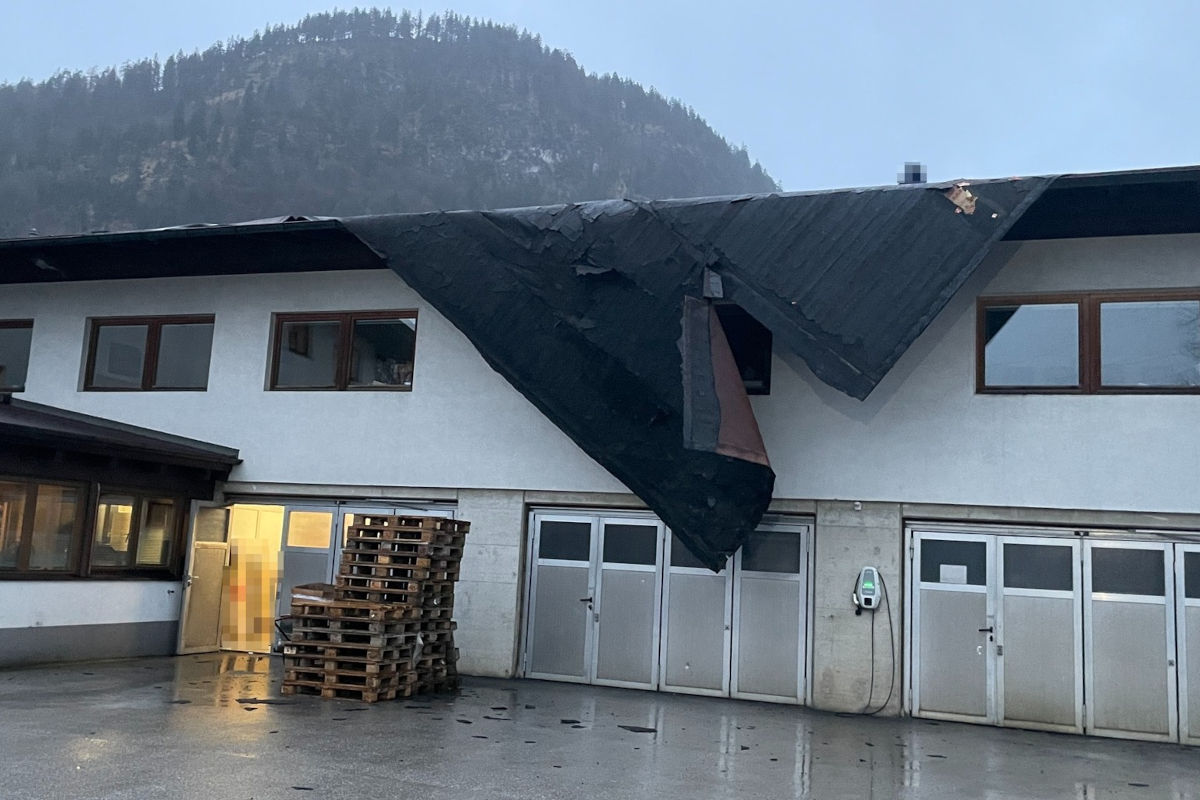 Kramsach – Sturm deckt Dach ab