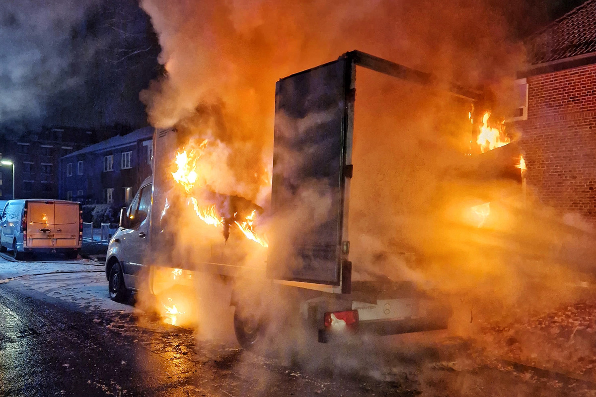 Neuss – Kleinlaster bei Brand zerstört