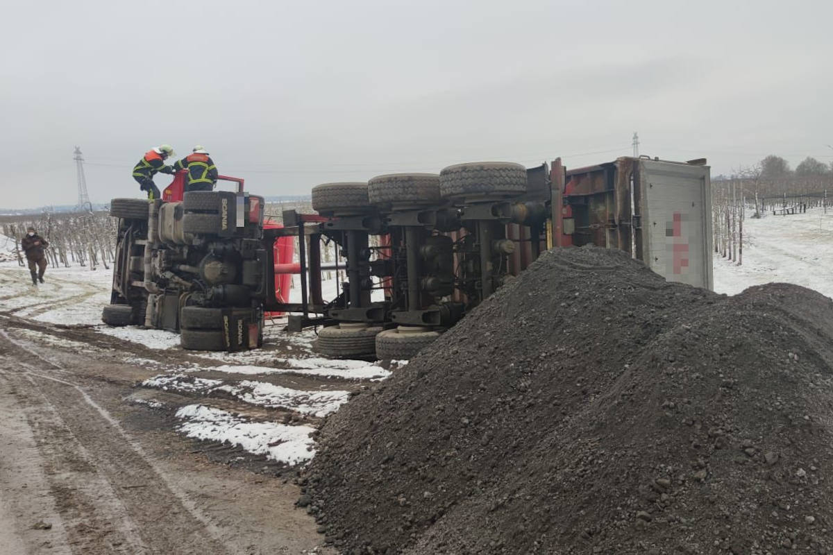 Stade – Sattelzug stürzt auf die Seite