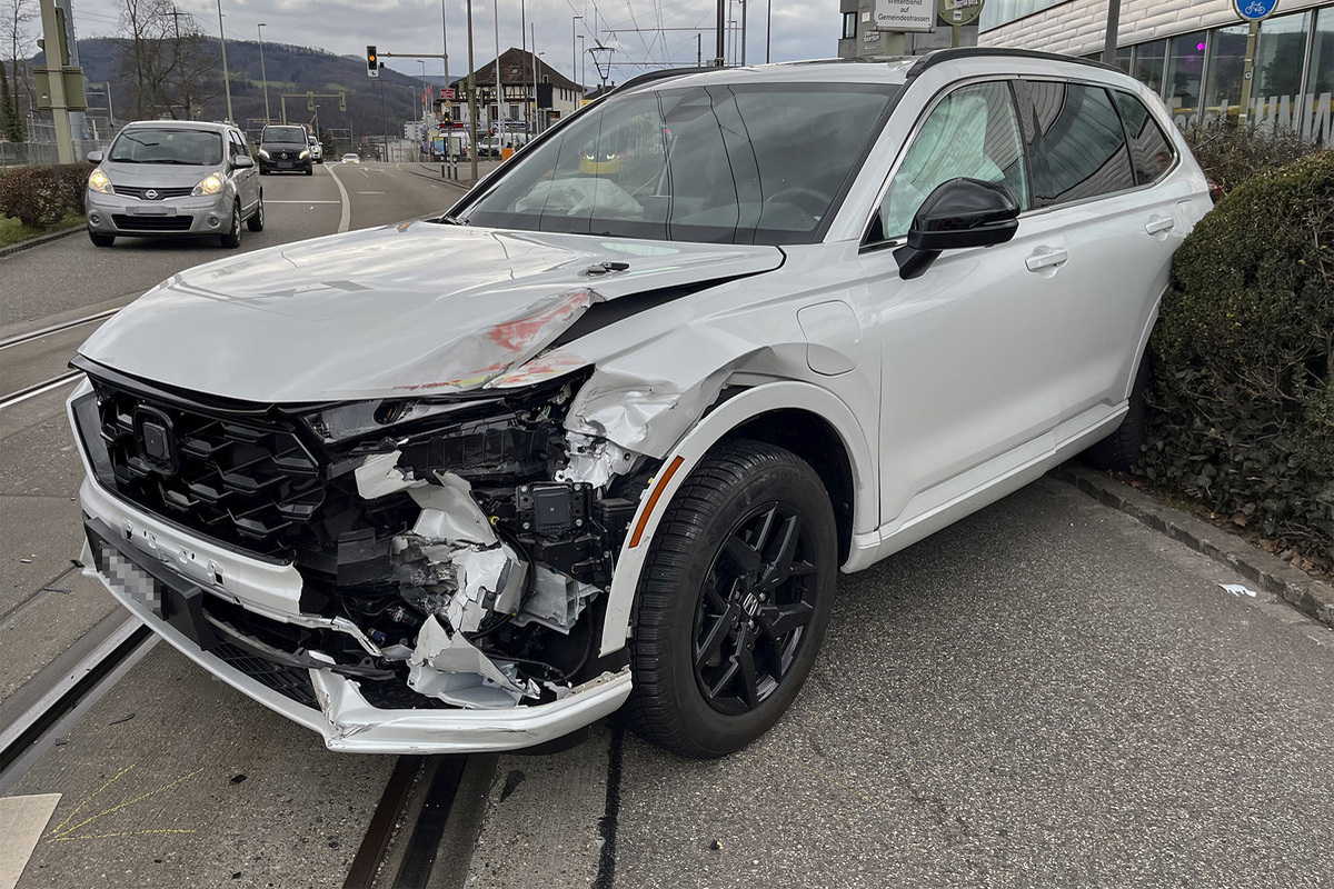 Münchenstein BL – Frontal gegen Tram geprallt