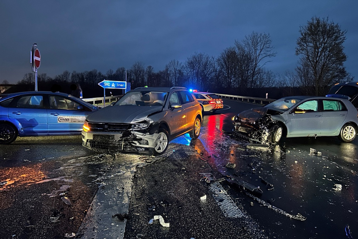 Kenn – Zwei Pkw stoßen im Gegenverkehr frontal zusammen
