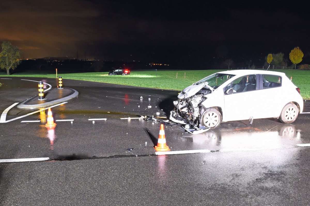 Römerswil LU - Verkehrsunfall zwischen Personenwagen – zwei Personen verletzt