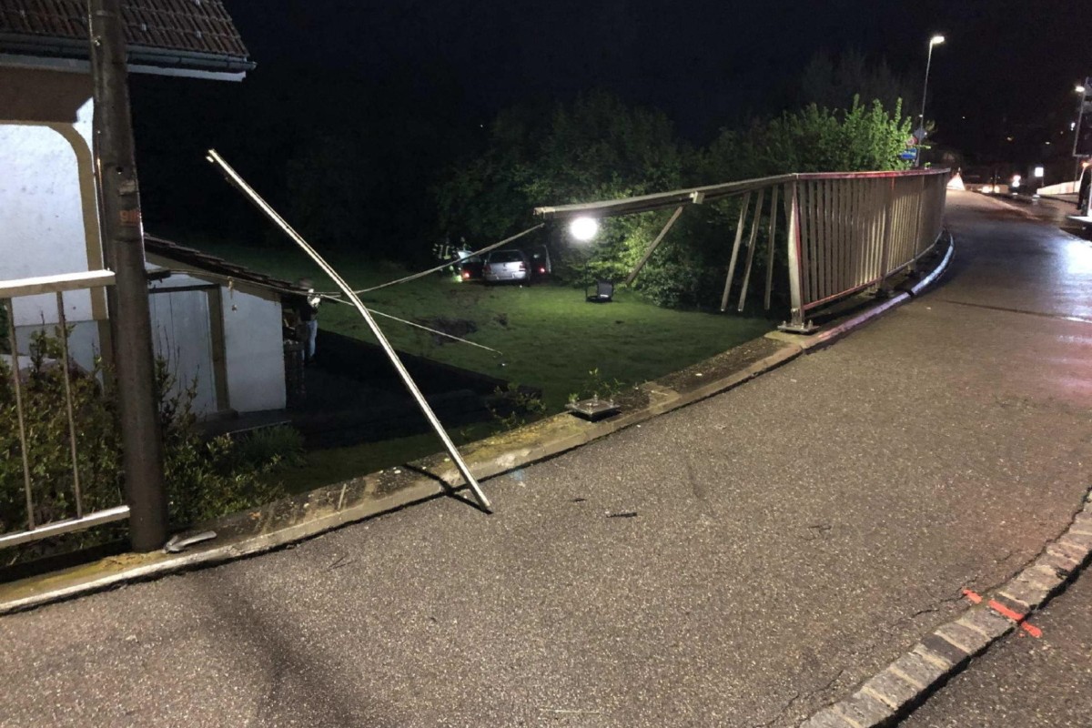 Flamatt FR - Unfallfahrt endet unterhalb einer Böschung!