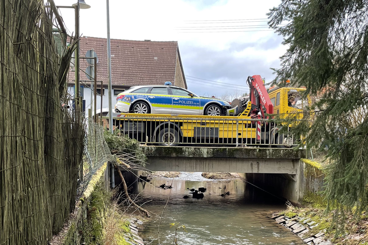 Offenbach-Hundheim – Streifenwagen landet im Bach