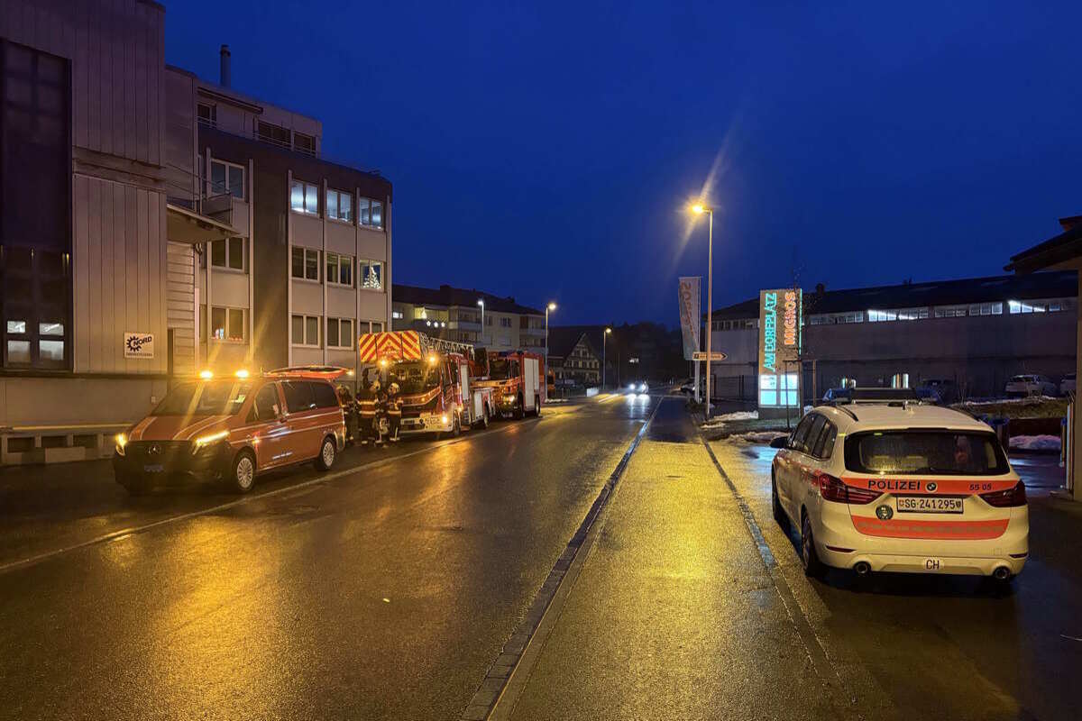 Arnegg SG – Rauchentwicklung in Lagerhalle