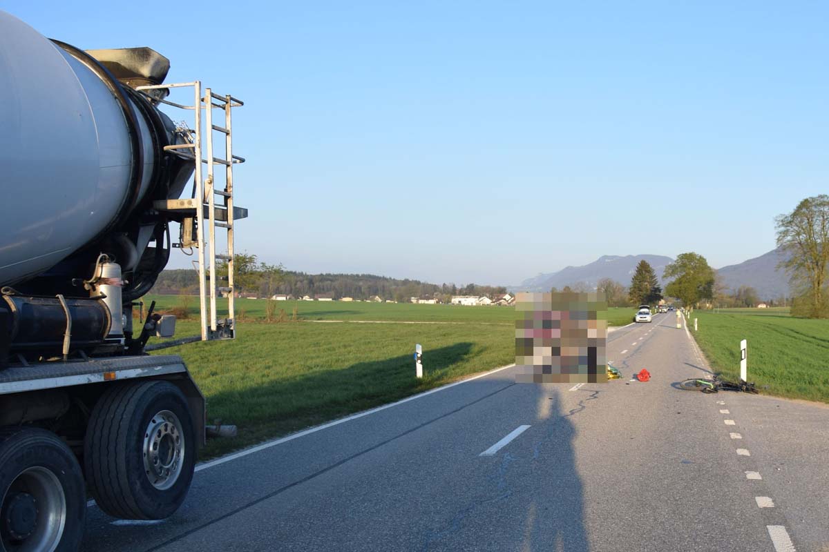 Gunzgen SO - Fahrradlenker prallt in Lastwagen und wird verletzt