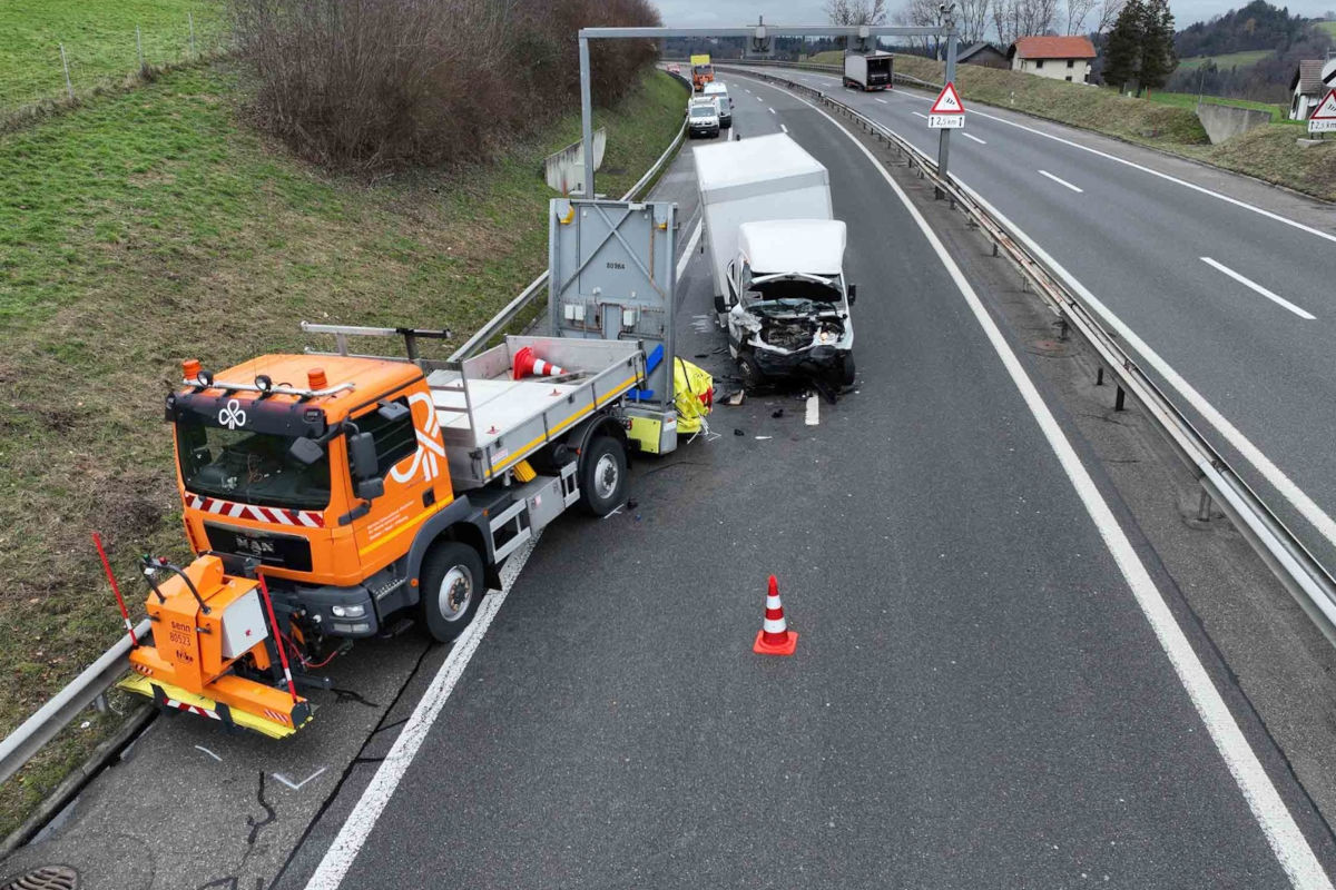 Unfall bei Avry-devant-Pont FR – Lkw prallt in Signalisierungsfahrzeug