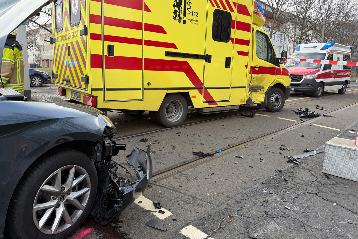 Dresden – Unfall zwischen Pkw und Rettungswagen mit Verletzten