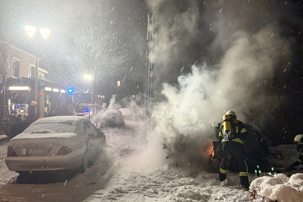 Aurich – Auto brennt auf Parkplatz aus